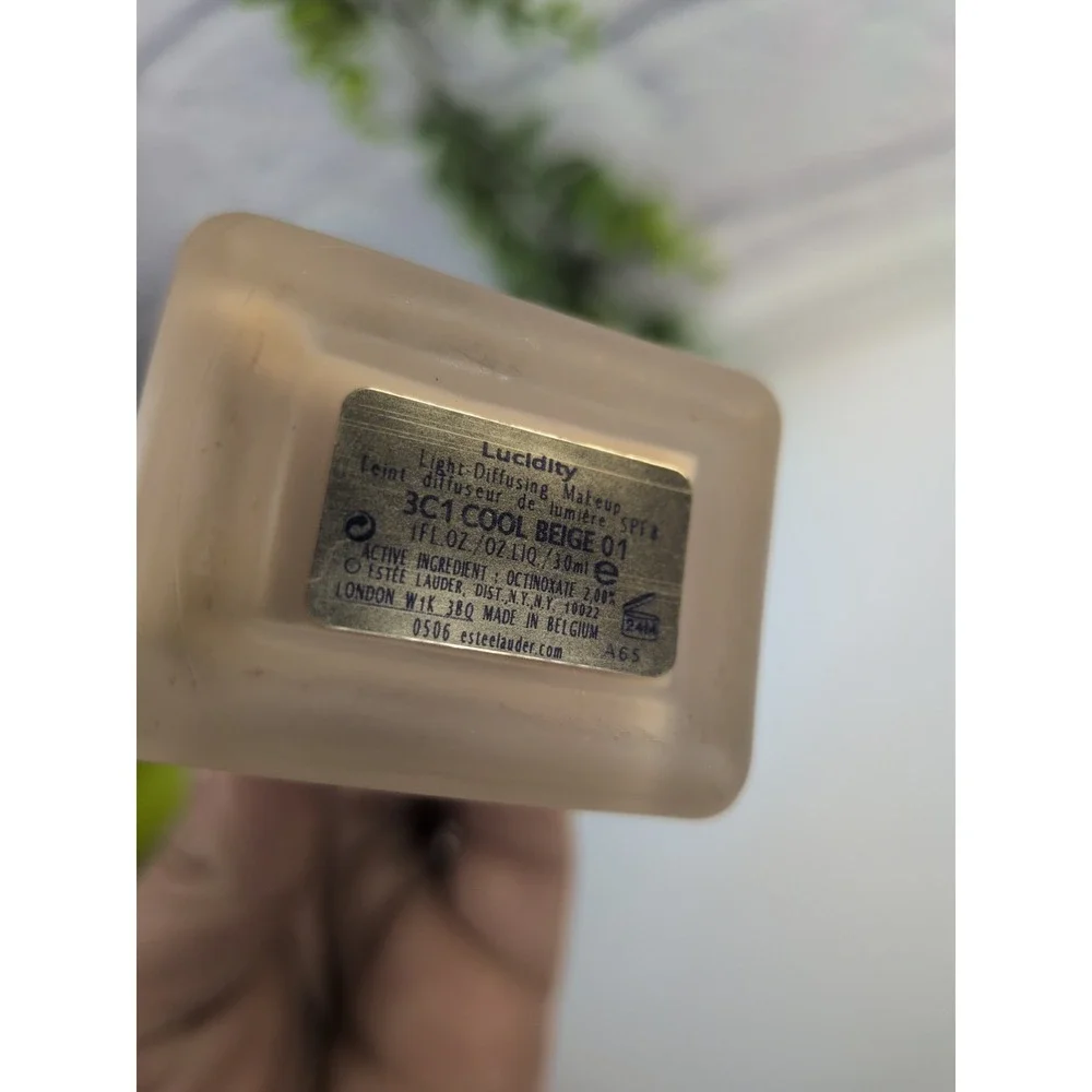 NIB RARE!🥰Estee Lauder Lucidity Light-Diffusing Cool Beige *FLAW-SPILLAGE READ